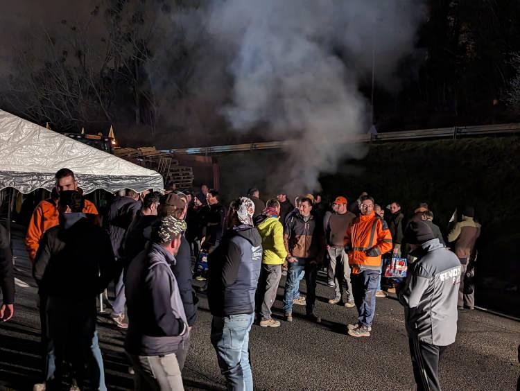 <p>Ülke genelinde çiftçiler, Toulouse, Agen, Beauvais, Rennes gibi çok sayıda kentte gelirlerinin az olmasını ve hükümetin tarım politikasını protesto ediyor.</p>