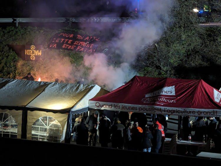 <p>Avrupalı çiftçiler, AB'ye, "Yeşil Mutabakat kapsamında karbon gübre ve pestisit kullanımına ilişkin katı kurallar getirerek tarımsal üretimi zorlaştırma" eleştirisinde bulunuyor. Polonya ve Romanya'da ucuz Ukrayna tahılının ithalatının yasaklanması talebi öne çıkarken, Fransa'da artan yakıt fiyatları, İtalya'da ise AB'nin "Yeşil Mutabakat" programı ve artan maliyetler tepkilerin odak noktasını oluşturuyor.</p>