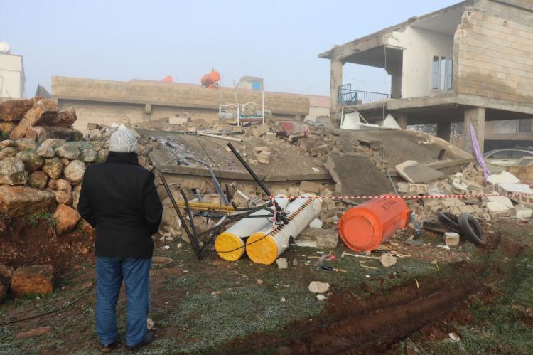 <p>Şanlıurfa'nın Bozova ilçende Kırsal Deliler Mahallesinde Cemile Arıkan'a ait evde, sabaha karşı henüz bilinmeyen nedenle çökme meydana geldi.</p>