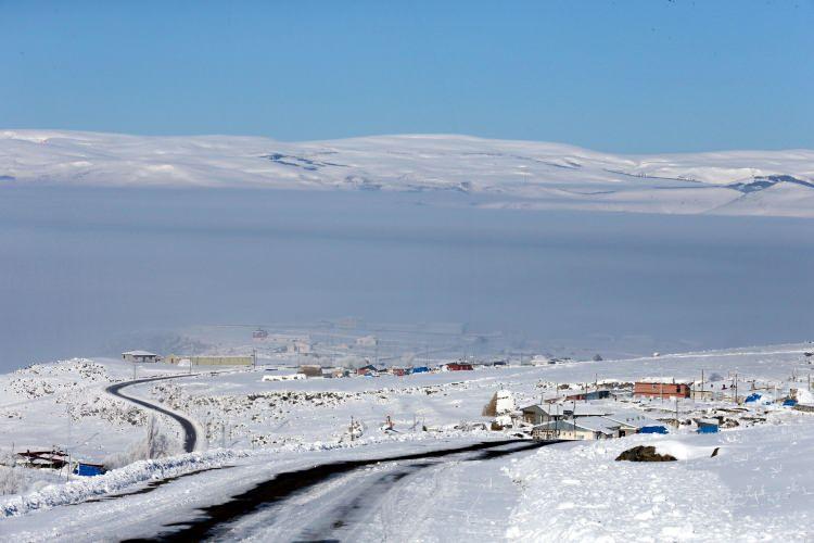 <p>Ağrı’da nehir ve dereler buz tuttu, çatılarda sarkıtlar oluştu. Taşlıçay ilçesinde de ev ve iş yerlerinin camları buzla kaplandı. </p>