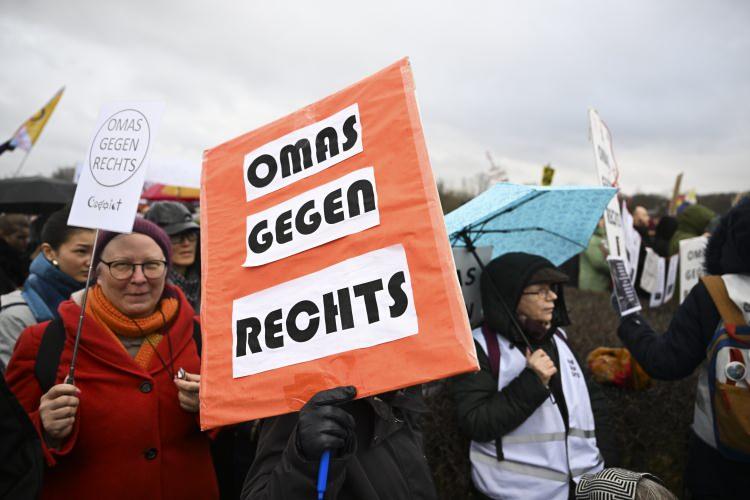 <p>Ihona, bu tür gösterilerin etkili olduğunu söyleyerek "<strong>Ne kadar insanın AfD'ye karşı olduğu görülüyor. Bunu iyi buluyorum. Daha fazla insanın sokaklara çıkması, seslerini yükseltmeleri ve daha çok şey söylemleri lazım. Birisi insanlara ırkçı veya ayrımcı bir şey söylediğinde sadece kafalarını sallamasınlar.</strong>" diye konuştu.</p>
<p> </p>