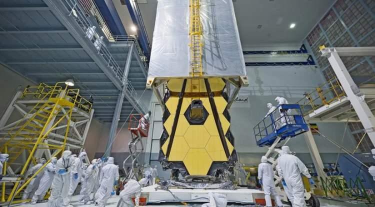 <p><span style="color:#B22222"><strong>JAMES WEBB UZAY TELESKOBU HAKKINDA</strong></span></p>

<p> </p>

<p>James Webb Uzay Teleskobu (JWST), NASA önderliğinde ve Avrupa Uzay Ajansı ile Kanada Uzay Ajansı katkılarıyla üretilen bir uzay teleskobudur.</p>
