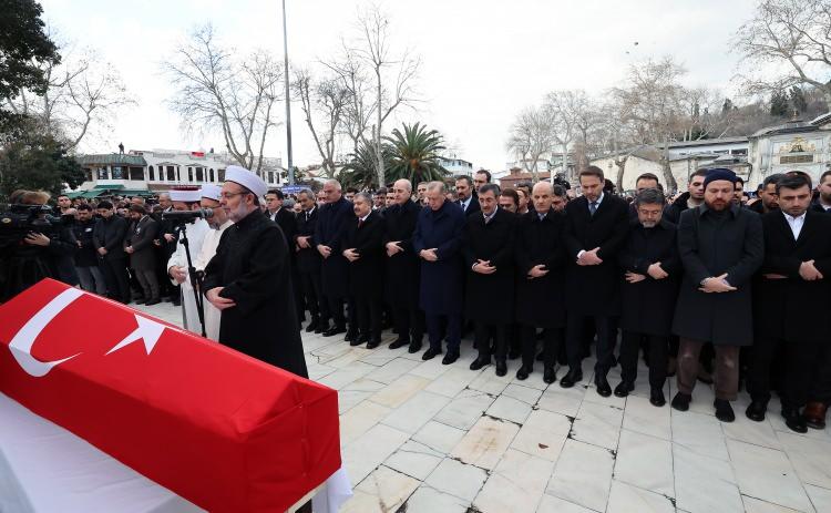 <p>Alev Alatlı'nın Cumhurbaşkanlığı Kültür ve Sanat Büyük Ödülleri sahibi olduğunu anımsatan Erdoğan, "Bizimle birlikte yol arkadaşlığını yapan bir ablamız, bir hanımefendiydi. Az önce hocamın da ifade ettiği gibi, o güzelliklere sahip bir abla, bir anneydi. Rabbim mekanını cennet eylesin. Bizi inşallah cennetinde bir arada, haşru cem eylesin." şeklinde konuştu.</p>

<p> </p>
