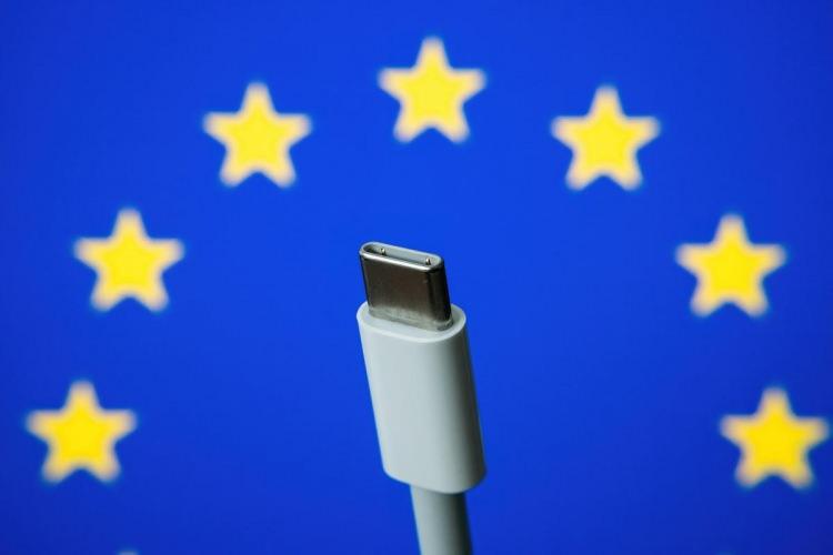 <p>Avrupa Birliği'nde 28 Aralık 2024'ten itibaren, satılan tüm cep telefonları, tabletler ve kameralar standart USB Type-C şarj kablosu kullanımına geçme kararı almıştı.</p>
