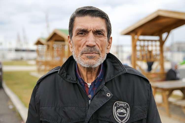 <p>Röportajı sırasında güvenlik görevlisi olarak çalıştığı İskenderun Ziraat Bahçesi'nde depreme yakalandığını söyleyen afetzede Mehmet Aynız, deprem sırasında çocuklarının evde olduğunu anlattı.  Mehmet Aynız; <strong>"Eşim ve çocuklarım iki saat enkaz altında kaldılar. Hafif sıyrıklarla atlattılar, çok şükür. Deprem denildiğinde aklıma 'acı', 'hüzün' ve 'stres' geliyor. Kayıplarımız oldu, onların acısını yaşıyoruz. Halen şu an depremin psikolojisini yaşıyoruz."</strong> şeklinde konuştu. </p>
