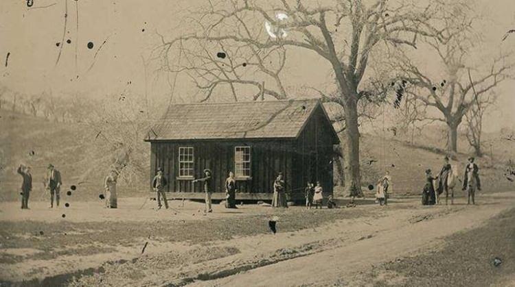 <p><span style="color:#000000"><strong>Olduk&ccedil;a eski ve sapsarı olan fotoğrafı &ccedil;alışma odasına kaldıran Guijarro, boş bir vakit bulduğunda fotoğrafı dikkatle incelemek ve tarihine, hikayesine dair bilgi edinmek istiyordu.</strong></span></p>
