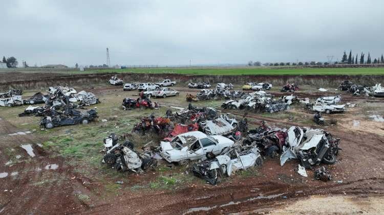<p>Sahipsiz hurda araçların tutulduğu alanlar dron ile görüntülendi.</p>