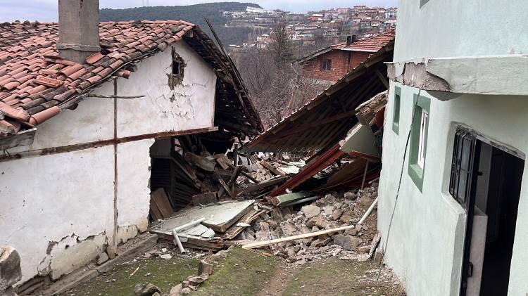 <p>Hatiboğlu yaptığı açıklamada, “Tespit çalışmalarımız devam ediyor. Şu anda vakıflara ait bir camimiz var, onun çevresindeki evlerde hasar oluştu. </p>
