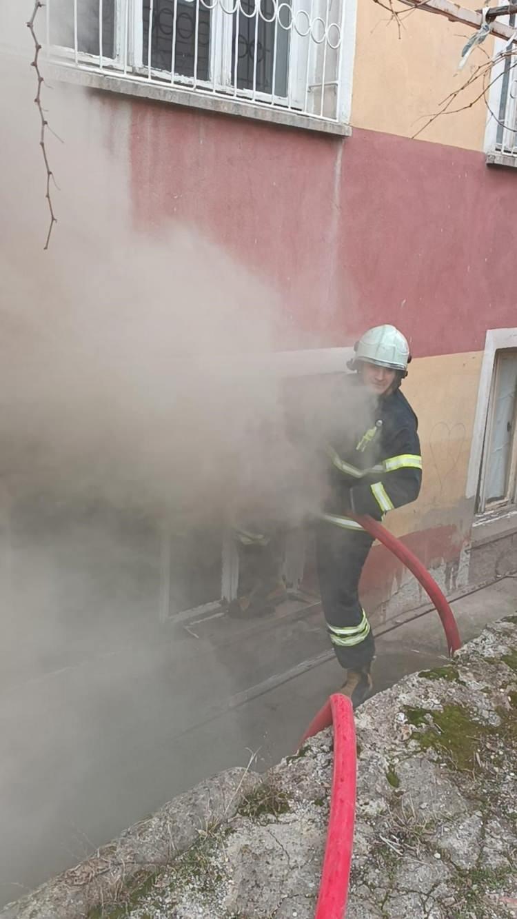 <p>Yangın, Burdur merkez Bahçelievler Mahallesi Fakir Baykurt Caddesi üzerinde bulunan bir apartmanın zemin katında meydana geldi.</p>

<p> </p>
