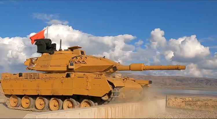 <p>Kara Kuvvetleri Komutanlığı’nın modernizasyon ihtiyacını karşılamak amacıyla başlatılan 'Tanklara İlave Yetenek Kazandırılması (TİYK) - M60T Projesi' kapsamında modernize edilen 2 M60T tankının teslimi törenle yapıldı. Törene Milli Savunma Bakan Yardımcısı Celal Sami Tüfekçi, Savunma Sanayii Başkanı Prof. Dr. Haluk Görgün, Kara Kuvvetleri Komutanı Orgeneral Selçuk Bayraktaroğlu, Türk Silahlı Kuvvetleri ve sektör temsilcileri katıldı.</p>
