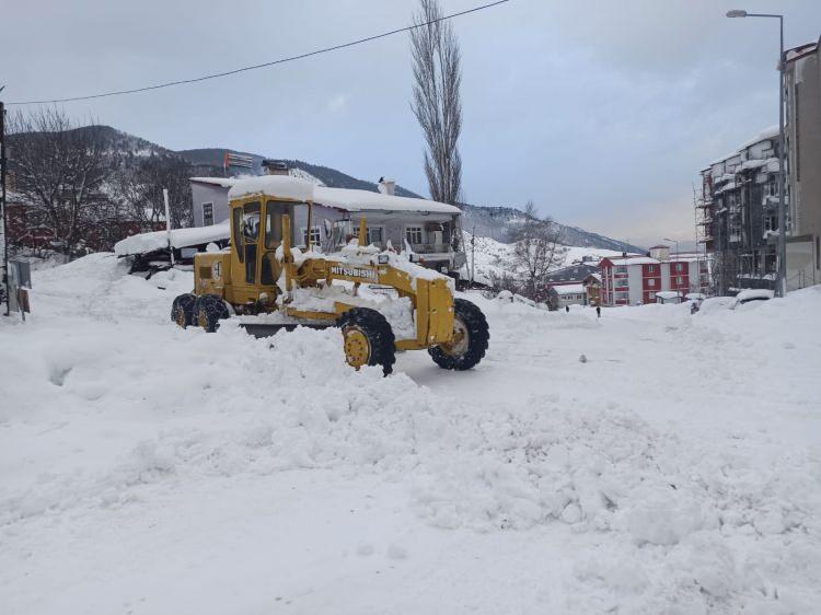 <p>Geçen hafta Sibirya soğuklarını yaşayan Ardahan, pazartesi gününden itibaren kar yağışının etkisine girdi.</p>
