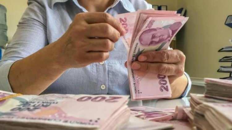 <p><strong>YÜZDE 11,68'LİK EK ZAM İLE KÖK MAAŞ TABLOSU DEĞİŞTİ-</strong></p>
<p> </p>
<p>Emekli maaşları hesaplanırken kök maaş hesabı yapılıyor. Önce kök maaşa belirlenen zam oranı uygulanıyor. Ardından yaklaşık yüzde 4'lik ilave bir ödeme daha yapılıyor. Eğer bu rakam en düşük emekli maaşından az kalırsa Hazine desteği ile bu maaş 10 bin liraya tamamlanıyor.</p>