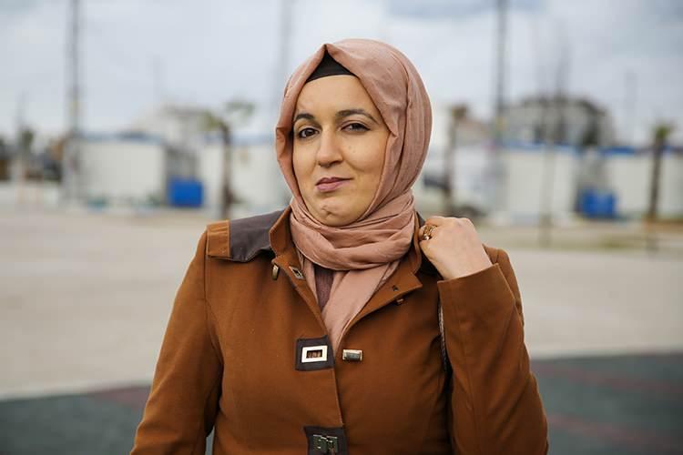 <p>2,5 yıl önce Malatya'dan İskenderun'a taşınan ve depreme burada yakalanan Zeynep Turan, kızının engelinden bahsederek o süreçte yaşananları aktardı. Zeynep Turan;<strong> </strong><strong>"Depreme evde yakalandık. İkisi engelli olmak üzere dört çocuğum var. Eşim ve dört çocuğumla depreme yakalandık. Deprem anını insan hiç hatırlamak istemiyorum. O anda engelli kızım 'Anne ölüyor muyuz?' diye bağırdı. Babası engelli oğlunu sırtına aldı, aşağı indirdi. İlk aklıma gelen çocuklarımdı, başka da bir şey akla gelmiyor zaten. Çok şükür evimiz yıkılmadı ama o korku bize yetti. Benim de kelimem korku. 'Acaba çocuklarıma ne oldu, hangimiz sağız, hangimiz öldük?' diye bir korku yaşadım. İnsan ister istemez korkuyor. Oğlum engelli olduğu için kanepede sallanıyor. O an bile 'Acaba deprem mi oldu?' diyerek avizelere bakıyoruz. Az biraz sallantı olsa engelli kızım 'Anne deprem oldu' diye bağırıyor. Bugünümüze şükür ama havalar soğudukça, ambulans sesini duydukça, yer sallandıkça zannediyoruz ki tekrar deprem olacak."</strong> dedi. </p>