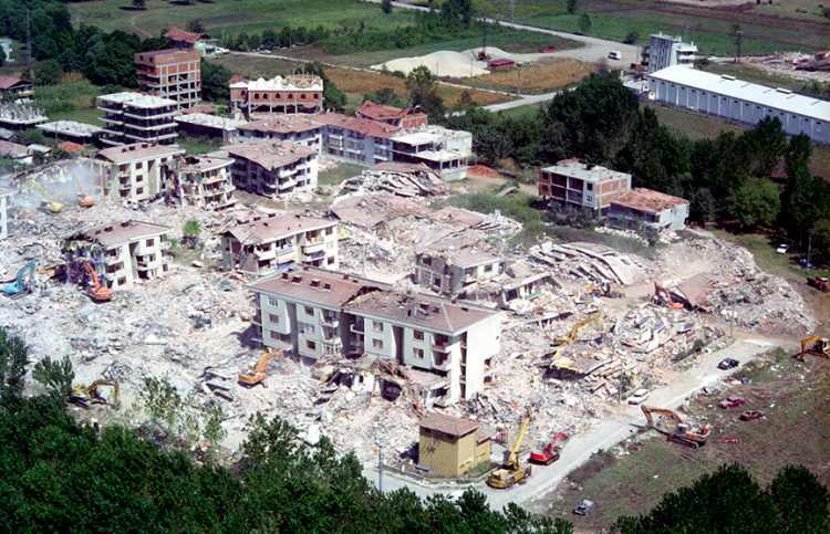 <p>Olası depremde en yoğun sarsıntının bu iki renk ile gösterilen alanlarda yaşanacağı öngörülebilir. Sarı, mavi ve yeşil alanlar giderek azalan şiddet dağılımını gösterir. Bu bölgelerde ise çok kötü inşa edilmiş yapılarda orta-zayıf hasar beklenebilir. Haritanın sağında hangi rengin hangi şiddete (büyüklüğe değil) karşılık geldiği gösteriliyor.</p>