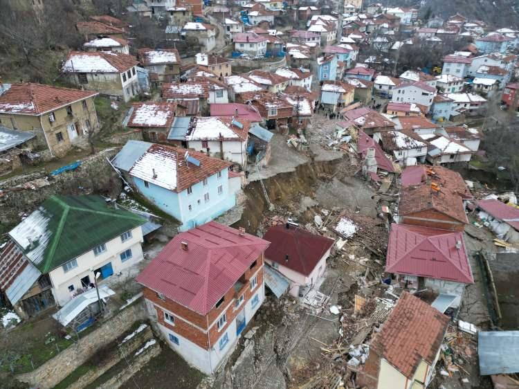 <p>Özkan, “Niksar'a bir gün önce paylaştım. 24 saat önce ve sabahleyin kalktığım zaman, hatta geceleyin başlayan bir olay. Kalktığım anda Günebakan köyünün maalesef ki yavaş yavaş toprak kaymasıyla birlikte battığını öğrendim ve yıkıldım. İnanın yıkıldım. Bunun sebebi ise ne bir heyelan ne de bir toprak kayması. Sadece ve sadece o yer altındaki ana fayların artık harekete geçmiş olmasıdır. Evet büyük bir deprem geliyor. Herkes şu anda o kıyamet gününü bekliyor" dedi.</p>
