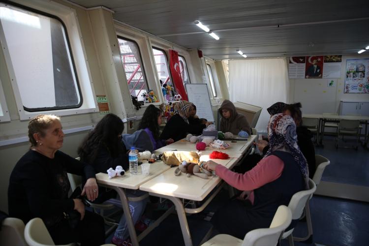 <p>Depremin ardından geminin hızla İskenderun'a yola çıktığını belirten Kumbasar, şöyle konuştu:</p>

<p> </p>

<p><strong>"Ekip 2,5 hafta gibi bir sürede buraya gelip limanın onarılmasında çalıştı. Burası şimdiki gibi bir yer değildi. İlk hafta geminin gönderilmesini organize ederken buradaki felaketin de ne boyutta olduğunu anladık. Rauf Bey Gemisi'ni de depremin etkisinin büyüklüğünü görünce 8. ve 12. sınıf öğrencilerin sınavlara hazırlanabilecekleri yatılı okula dönüştürdük.</strong></p>
