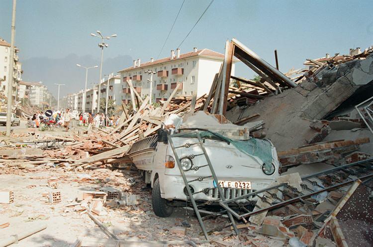 <p>En kötü senaryoda bu fayın 7,5 civarı bir deprem üretmesi bekleniyor. Haritada siyah (Şiddet 10) ve kırmızı (Şiddet 9) ile gösterilen alanlar depremde en büyük sarsıntıyı dolayısı ile de en büyük hasarı yaşaması beklenen yerleri gösteriyor. Turuncu renk bir derece daha zayıf şiddeti ifade eder.</p>