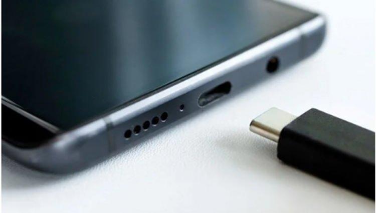 <p>Avrupa Birliği'nin yıl sonu itibarıyla satılan tüm elektronik eşyalarda standart USB Type-C şarj kablosu kullanımına geçme kararı sonrası BTK'dan da hamle geldi.</p>

