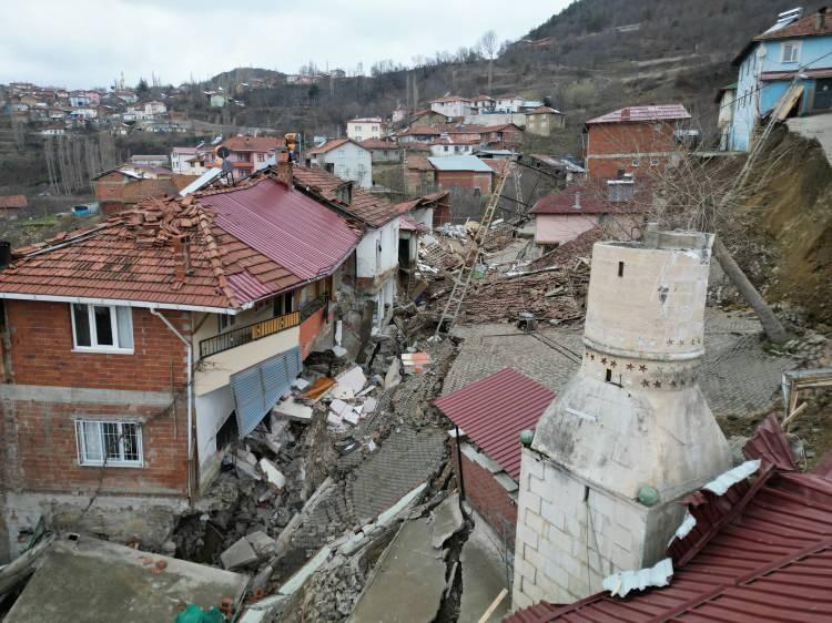 <p>Tokat’ın Niksar ilçesine 25 kilometre uzaklıkta bulunan Günebakan köyünde yaşanan toprak kaymasında birçok ev yıkılırken, risk altındaki birçok ev de boşaltılmıştı.</p>
