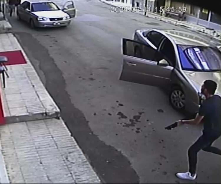 <p>Sefer Ö. de kendisini bekleyen otomobile binmek isterken, bu kez Harun K.'nın babası Mehmet K., otomobilden aldığı tüfekle ateş etmek isterken yere düştü.</p>
<p> </p>
