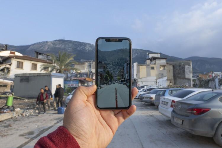 <p>Yapılan çalışmada depremden etkilenen Kırıkhan ilçesinin çekilen fotoğrafları da yer alıyor.</p>