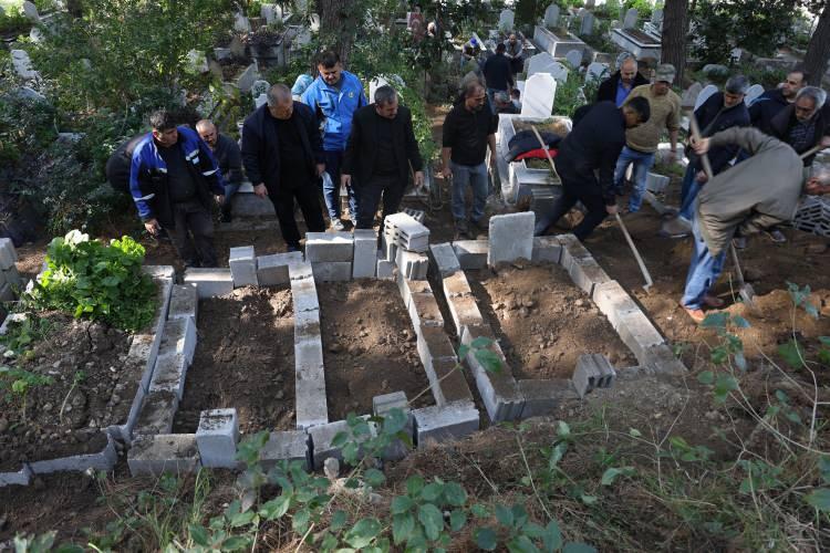 <p> Otopsi işlemleri tamamlanan cenazeler, sabah saatlerinde Abacı’nın yakınları tarafından teslim alındı. </p>
