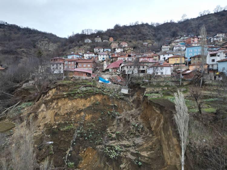 <p>Köyde meydana gelen çatlakların heyelan kaynaklı olabileceği düşünülse de Afet Tespiti ve Arama Kurtarma Derneği (ATAKDER) Genel Başkanı Ömer Özkan’dan korkutan bir açıklama geldi.</p>
