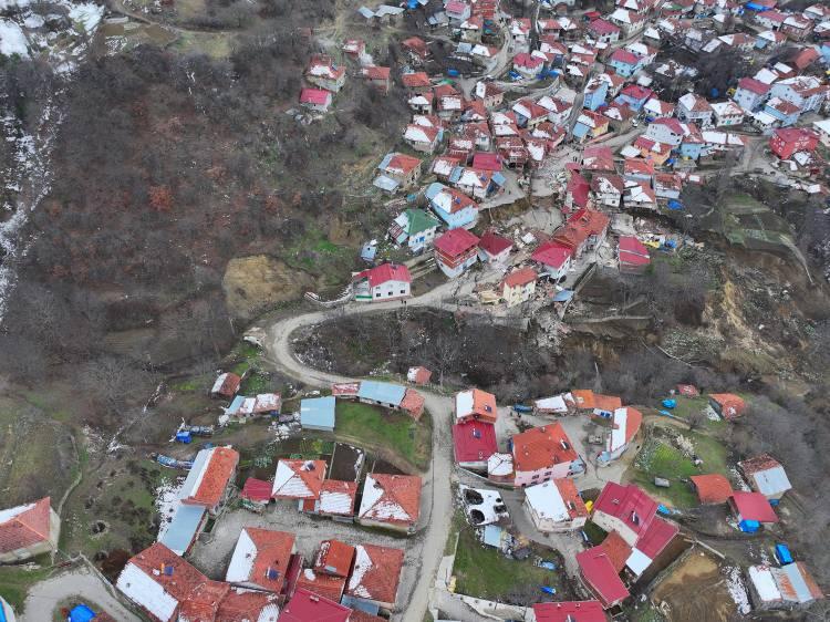 <p>Heyelanın yaşandığı köy, dron ile havadan görüntülendi. Kaydedilen görüntüler, köyün vahim durumunu detaylı bir şekilde ortaya koydu.</p>
