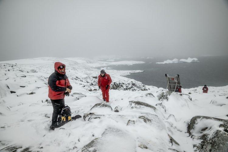 <p>Cumhurbaşkanlığı himayesinde, Sanayi ve Teknoloji Bakanlığı uhdesinde, TÜBİTAK MAM Kutup Araştırmaları Enstitüsü koordinasyonundaki 8. Ulusal Antarktika Bilim Seferi'ne dahil ekipten 7 bilim insanı, Güney Okyanusu'na açılan takımadalardan en büyüğü olan Dismal Adası'na geldi.</p>

