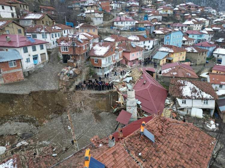 <p>Yaşanan toprak kaymasının ardından köyün geçmişte biri yıkıcı iki depremin merkez üssü olduğu anlaşıldı. 2021 yılında 4.2 büyüklüğünde deprem yaşanan Günebakan köyünde, 1942 yılında köye yakın bir noktada meydana gelen 7.1 büyüklüğündeki depremde 3 bin kişi öldü.</p>
