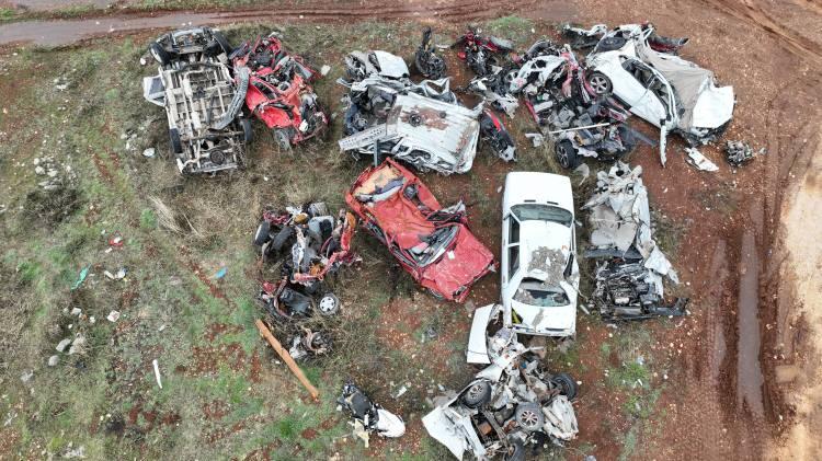 <p>Depremden sonra otoparklara çekilen toplam hurda araç sayısının 769, plakası tespit edilemediği için teslimi yapılamayan araç sayısının 157, tespit edilip alınmayan araç sayısının 53 olduğu bildirildi.</p>