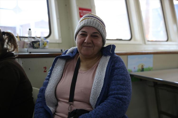 <p><span style="color:#B22222"><strong>"BURADA MUTLUYUZ"</strong></span></p>

<p> </p>

<p>Gemide yaklaşık 1 yıldır konaklayan Emine Pamuk (55) da depremde kendisini dışarıya zor attığını söyledi.</p>

<p> </p>

<p>Bir yıldır geminin kendilerine ev olduğunu anlatan Pamuk, <strong>"Allah razı olsun gemi sahibinden. Bize bu imkanı, güveni, rahatlığı verdi. Nereye gideceğiz bilmiyorum ama burada mutluyuz."</strong> dedi.</p>
