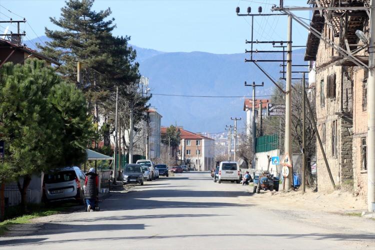 <p>Yaklaşık 3 bin 600 öğrencinin kaldığı Gençlik ve Spor Bakanlığına bağlı 2 yurt, 1500 civarında işçinin istihdam edildiği 2 tekstil fabrikası ve galericiler ile sanayi siteleri bulunan köyde, tarım ve hayvancılık faaliyetleri de ön plana çıkıyor.</p>