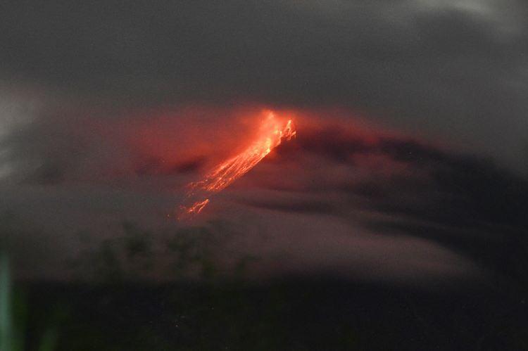 <p>Alarm seviyesi 3'e çıkan Merapi Yanardağı 2.968 metre yüksekliğinde ve her 2 ila 5 yılda bir meydana gelen patlamayla Endonezya'daki en aktif yanardağlardan biri olarak biliniyor.</p>