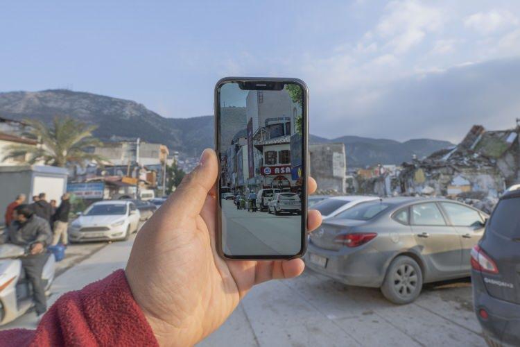 <p>Arşivdeki fotoğrafların, cep telefonu ekranına bir bölümü yansıtılarak tekrar fotoğraflandığı projede asrın felaketinin izleri görülüyor.</p>