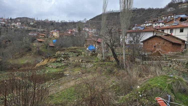 <p>Bir cami ve 5 evin yıkıldığı köyde, 40 evde de hasar oluştu.</p>
