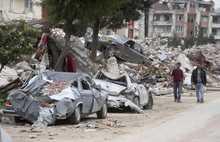 <p>Depremlerin üzerinden 1 yıl geçti. 11 ilde milyonlarca kişiyi etkileyen depremlerde, merkez üs olan Kahramanmaraş dışında Hatay, Osmaniye, Adıyaman, Diyarbakır, Şanlıurfa, Gaziantep, Kilis, Adana, Malatya ve Elazığ'da 53 bin 537 kişi hayatını kaybetti, 107 bin 213 kişi yaralandı.</p>
