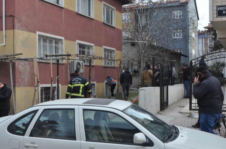 <p>Olay yerine gelen itfaiye ekipleri yangına müdahale ederken polis ekipleri de çevre güvenliğini sağladı.</p>
<p> </p>