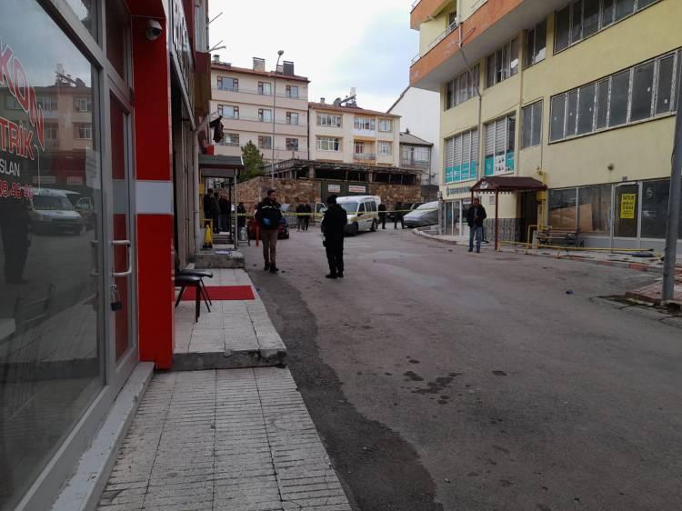 <p>Saldırıyı gerçekleştiren Sefer Ö. de kısa sürede polis tarafından yakalandı. Soruşturma sürdürülüyor.</p>