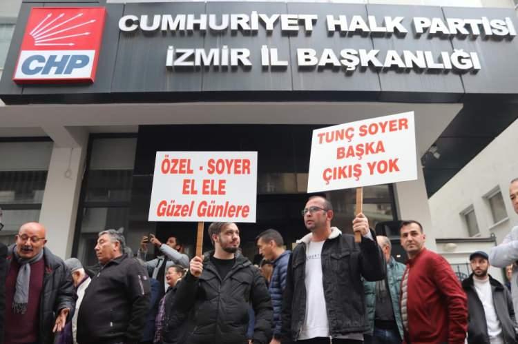 <p>31 Mart 2024'teki yerel seçimlerde İzmir'de CHP'nin Büyükşehir Belediye Başkan Adayı olarak Cemil Tugay'ı belirlemesinin ardından bir grup vatandaş, mevcut İzmir Büyükşehir Belediye Başkanı Tunç Soyer'e destek protestolarına devam etti.</p>