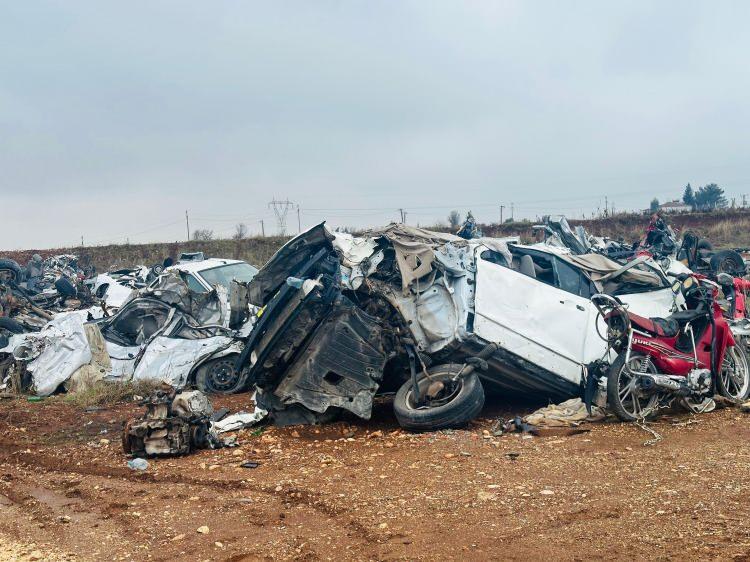 <p>Bölge trafikte 22, şehrin girişindeki boş alanda 88, kamyoncular garajında 36 Adıyaman yedieminde ise 11 hurda aracın bulunduğu öğrenildi.</p>