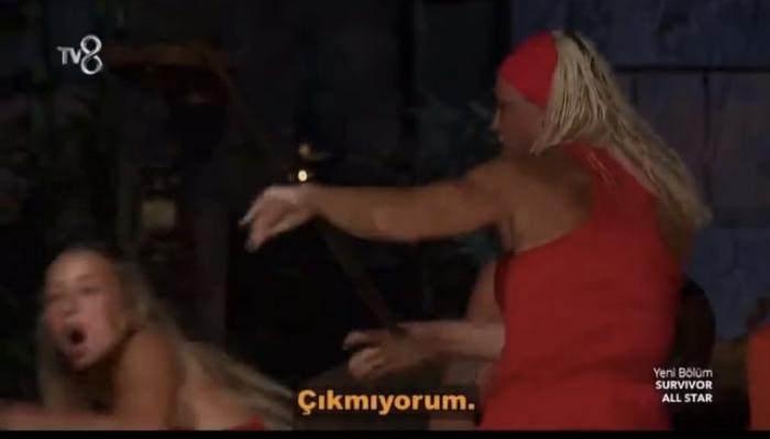 <p>Nagihan'ın fiziksel hamlesini ardından Acun Ilıcalı sinirlendi. Ilıcalı, "Bu kıza yaptıklarınız oldu mu şimdi? Kahkahalar atıyorsunuz, yarışmacı bir kızı ağlattınız. Durun diyorum duramıyorsunuz. Hepimize yazıklar olsun. B&ouml;yle bir şey olur mu ya. Oy kullanırken kızı itiyorsun. Bu programda sizin hakkınızda kimse konuşmayacak mı? Siz ne istiyorsunuz, ne istiyorsunuz. Her g&uuml;n olay &ccedil;ıkartıyorsunuz. Kız ağlayarak gitti şimdi. Ne istiyorsunuz, kavga mı kaos mu ne istiyorsunuz" diyerek sandalyeyi devirdi.</p>

<p>&nbsp;</p>
