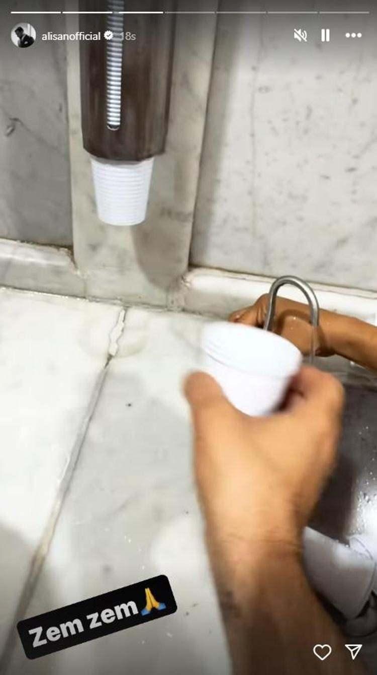 <p>Gider gitmez Kabe ziyaretine giden Alişan, pozlarını "Gelmek, yine nasip oldu" notu ile yayınladı.</p>

<p>&nbsp;</p>

<p>&nbsp;</p>

<p>&nbsp;</p>
