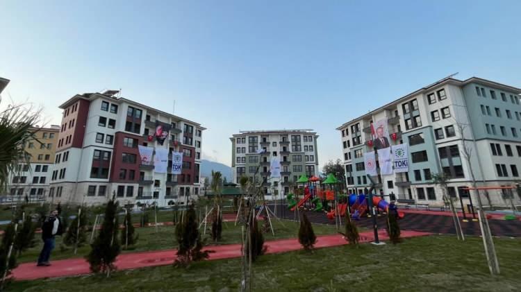 <p><strong>Her ay ortalama 15-20 bin hak sahibine konutları teslim edilecek.</strong></p>
