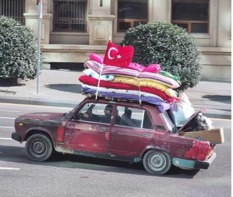 <p>Azerbaycan'dan arabasıyla yardım getiren vatandaş dünyanın bir ucundan gelen ekipler afet kentlerinde tek nefes oldu.</p>

<p> </p>
