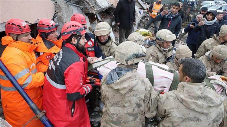 <p>Tüm kamu kuruluşları, mahalli idareler, sivil toplum kuruluşları ve gönüllülerin seferber olduğu deprem sonrası, bölgeye su, gıda, ilaç ve giyecek başta olmak üzere tüm yaşam malzemeleri hızla gönderildi.</p>