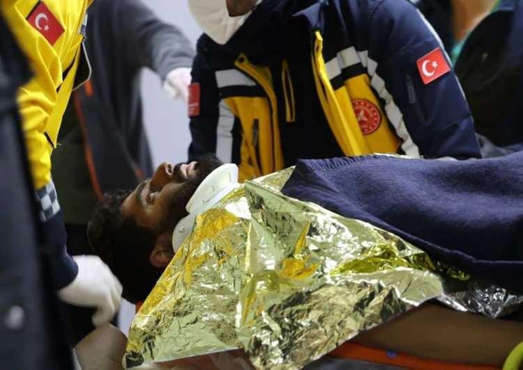<p>Odabaşı Mahallesi'ndeki &ouml;zel hastanenin enkazında &ccedil;alışma y&uuml;r&uuml;ten ekipler, iki kişinin canlı olduğunu tespit etti.<br />
<br />
&Ouml;zel harekat polislerinin de yer aldığı yoğun &ccedil;alışmanın ardından 26 yaşındaki Mehmet Ali Şakiroğlu ve 34 yaşındaki Mustafa Avcı'ya ulaşıldı.<br />
<br />
Ekipler, Şakiroğlu ile Avcı'yı enkazdan depremin 261. saatinde sağ &ccedil;ıkardı.</p>
