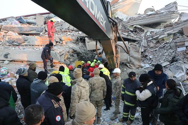 <p>"Asrın felaketi" olarak nitelenen depremlerin merkez &uuml;ss&uuml; Kahramanmaraş'ın, Elbistan il&ccedil;esinde enkaz altında kalan Mustafa Sami Şahin, Tekirdağ'daki kuzenine bilin&ccedil;sizce attığı mesaj sayesinde 102 saat sonra ekipler tarafından kurtarıldı.</p>
