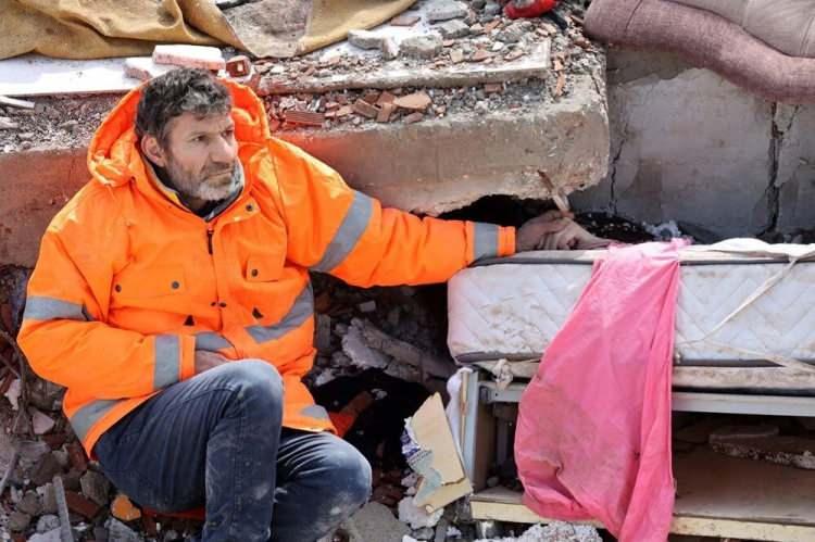 <p>Kahramanmaraş'ta depremde hayatını kaybeden kızı Irmak Leyla'nın elini bırakmadığı kare ile akıllara kazınan baba Mesut Han&ccedil;er, depremin simgesi olarak hafızalara kazındı.</p>
