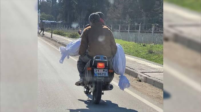 <p>Kameralara yansıyan bu fotoğraf &ccedil;aresizliği g&ouml;zler &ouml;n&uuml;ne serdi. Bir vatandaşın motosiklette cenazesini taşıdığı g&ouml;r&uuml;l&uuml;yor.</p>

<p>&nbsp;</p>
